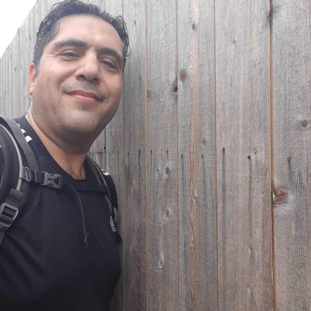 مانی رهنما نگاهت میکنم