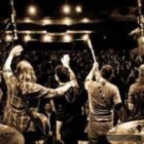 دانلود آهنگ ميسازيم ما تو فکرمون فرداها بی خبر از رفتن لحظه ها کامنت بند