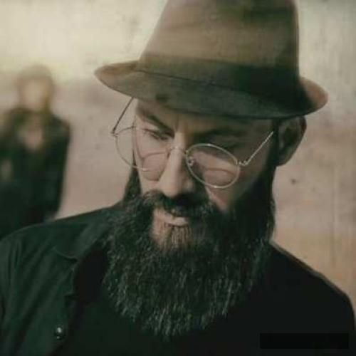 دانلود آهنگ پاشو با من برقص یه ذره بزار عقل از سرم بپره دیگه هیشکی غیر تو دلمو نمیبره بیژن جوینده