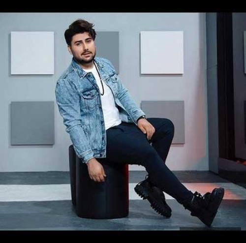 دانلود آهنگ تو همونی که تو هر ثانیه تو فکرشم همه کاری میکنم که به تو نزدیک بشم 