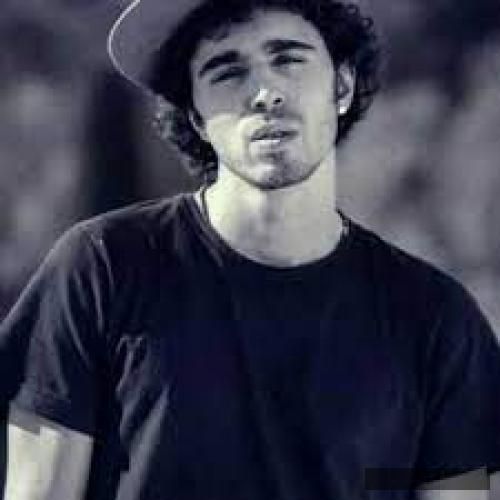 دانلود آهنگ مجنونه هنو عاشق لیلی نسلشم داره باهاش خاطره خیلی  جیدال