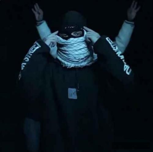 دانلود آهنگ غم با من زاده شده ایسین