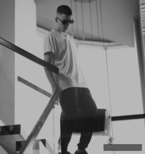 دانلود آهنگ چیزی نمیخوام تا اینجا مالی هست کوروش