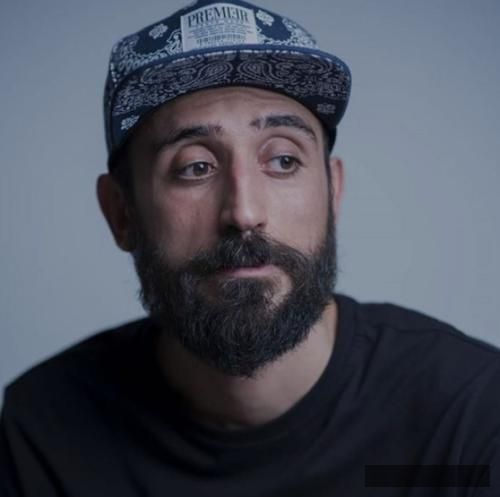 دانلود آهنگ  بگذریم یارم رو چونش خال داره Rez