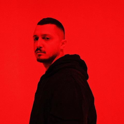 دانلود آهنگ عوض شدم دیگه میترسم از خودم بغل گوشم نخند بلند شایع