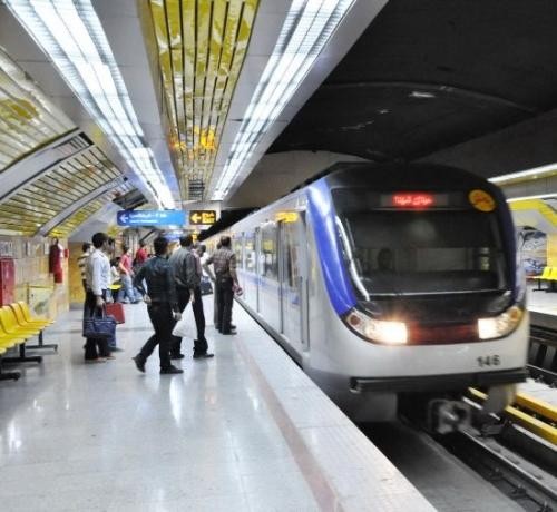 دانلود آهنگ میگه منو دوستم جا نمیشیم تو بنزو خیالی میریم پایین سوار میشیم مترو مترو ازینا