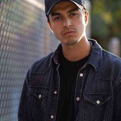 دانلود آهنگ  لبات بهم دروغ میگه ولی چشمات راست بهزاد لیتو