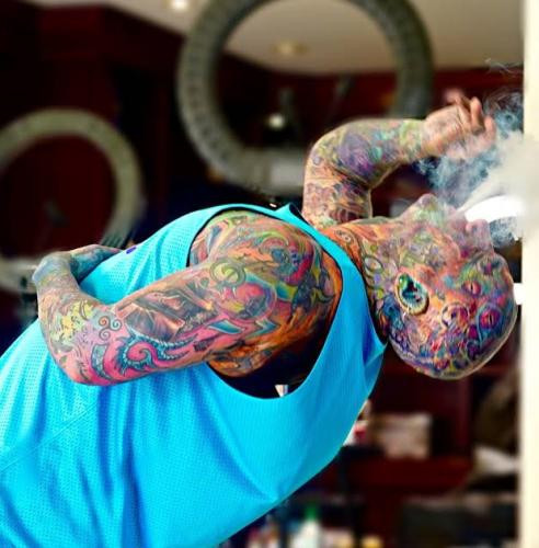 دانلود آهنگ اون به من استرس نمیده رو مخم نمیره بیخود اس ام اس نمیده امیر تتلو