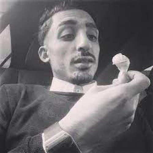 دانلود آهنگ یه ضعف گنده پشت یه نقاب کوچیک زخمی