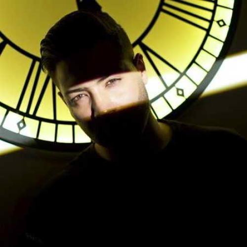 دانلود آهنگ نشستم به تماشای ماه رو آب و ماهیانش الیاد