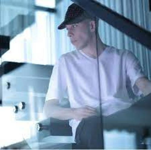 دانلود آهنگ وقتی قهری ازم نگاهاتو ندزد من از همه چیت خوشم میاد چرا هاشو نپرس کوروش