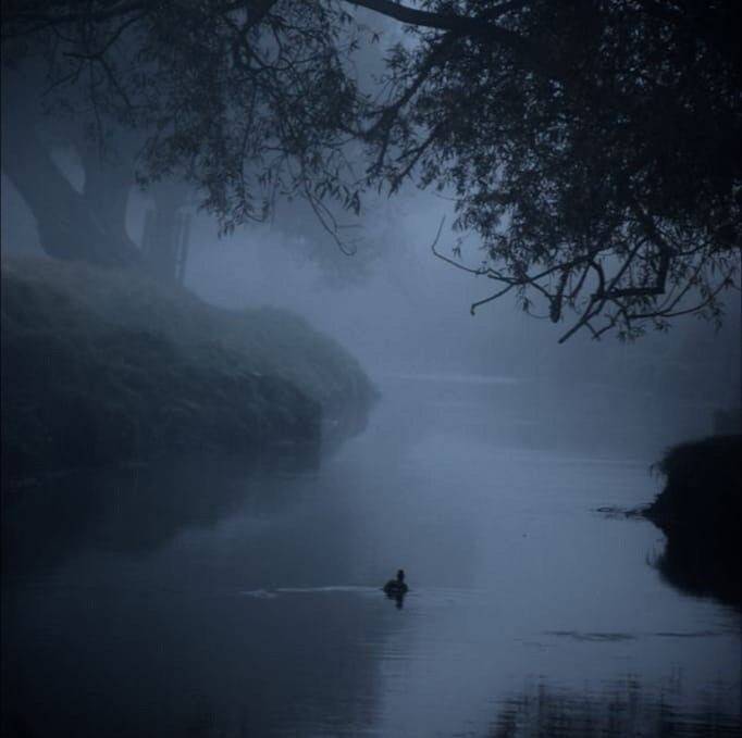 دانلود آهنگ میگه فرشتس من میدونم شیطونه هواسش به پولمه حواس من به اونه Poobon