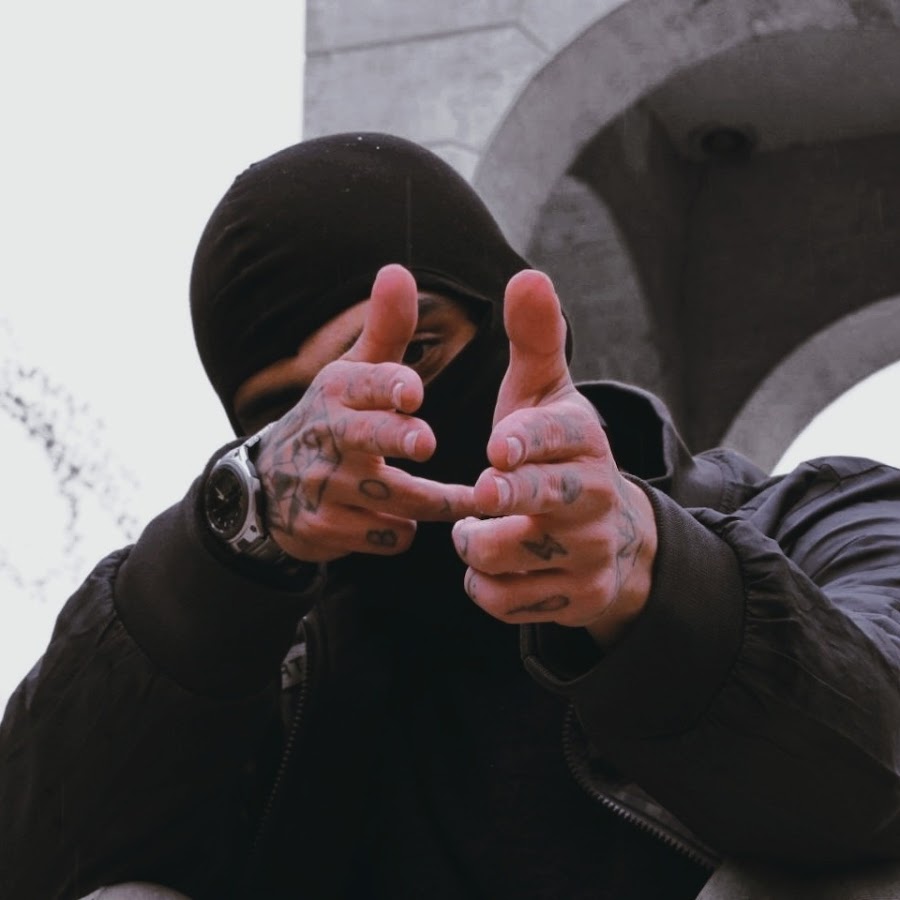 دانلود آهنگ یه حسی میگه راسته حرفات یه حسی میگه بازیه همش ایسین