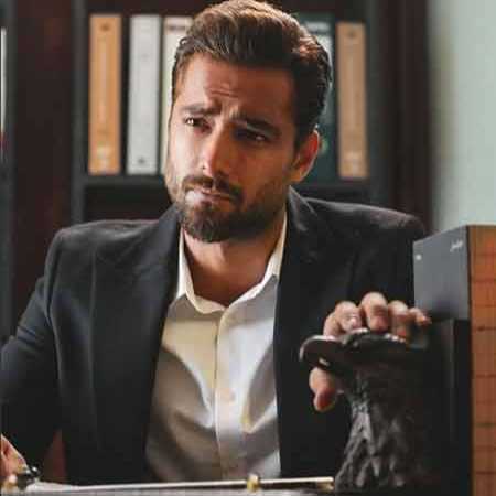 دانلود آهنگ هنوز عکست بک گراند گوشیه منه همین عکست کرده منو سوژه همه امیر مقاره