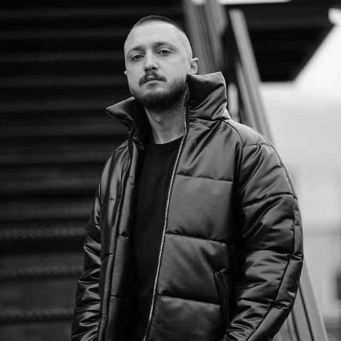 دانلود آهنگ یه موقع هایی کجم و کوله پوست گردنم نسخ نفس توعه من همون که شایع