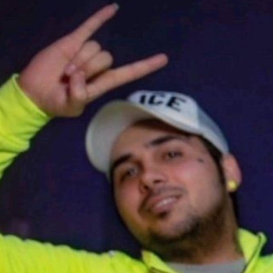 دانلود آهنگ کارام اشتباه ندارن هیچوقت اصا انگار برنامه زندست پوریا پوتک