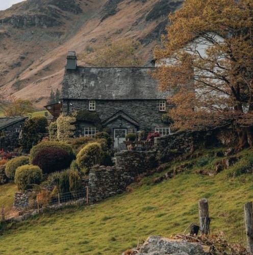 دانلود آهنگ ما با هم دیگه ساختیم این خونه رو دوتایی با هم دیگه نور دادیم بهش مانتونی 