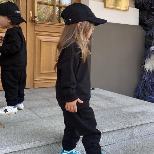 دانلود آهنگ وایسادی تویِ صف قطار من روزامو دادم به جایِ شبام صادق 