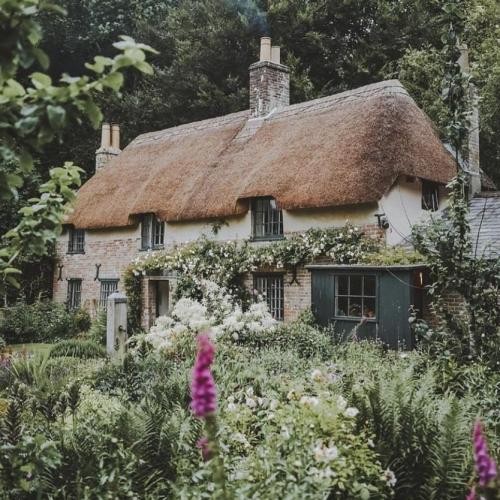 دانلود آهنگ قرار نبود گیج بره سر تو خوشی زیاد زد زیر دلتو  مانتونی 