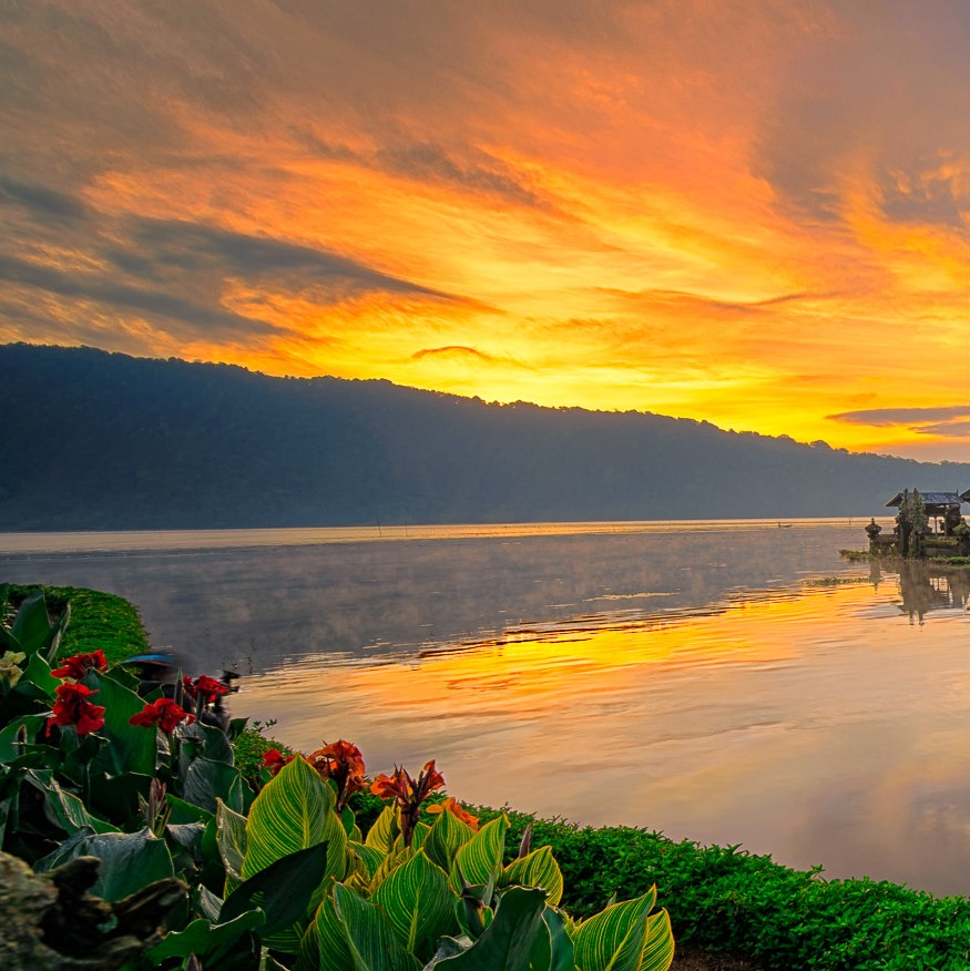 دانلود آهنگ حرکت دستامون عین هم قلبامون یکی امیر تتلو