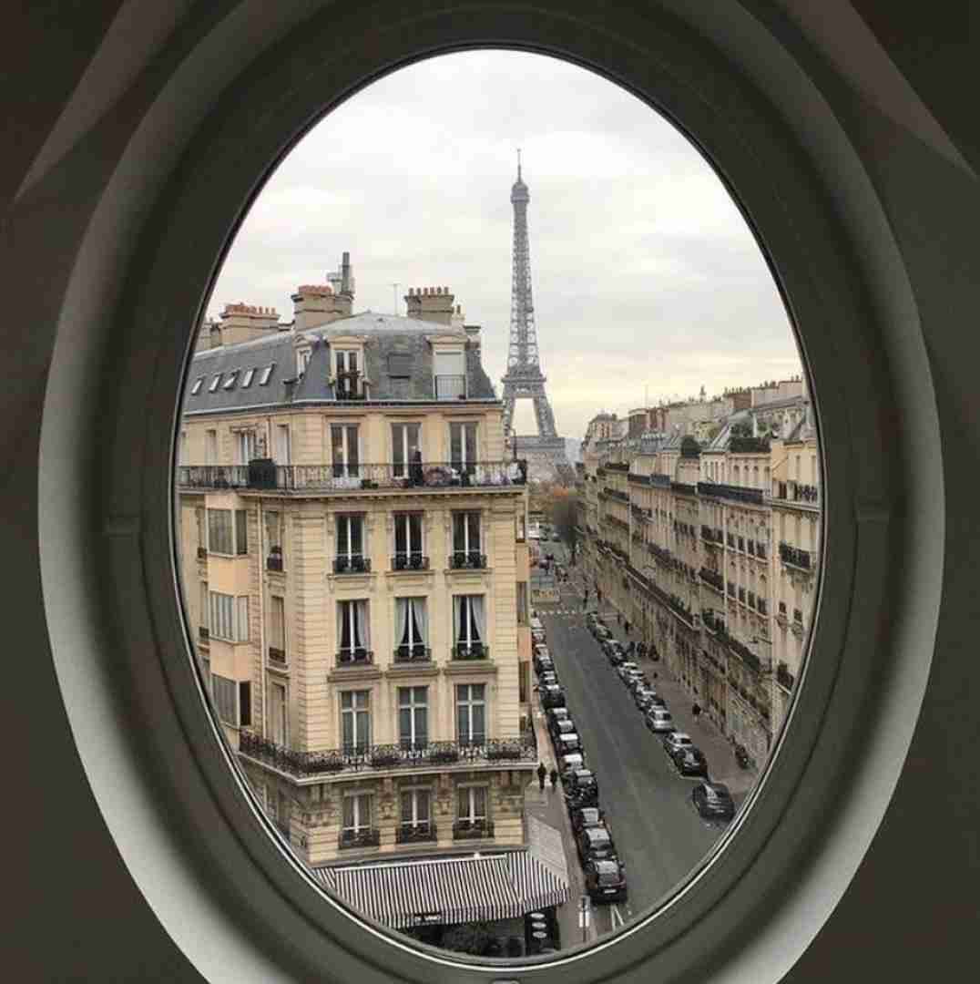 دانلود آهنگ بمیرم من جلوم یه آلبوم پر از بچگیمو تاب سرسرست