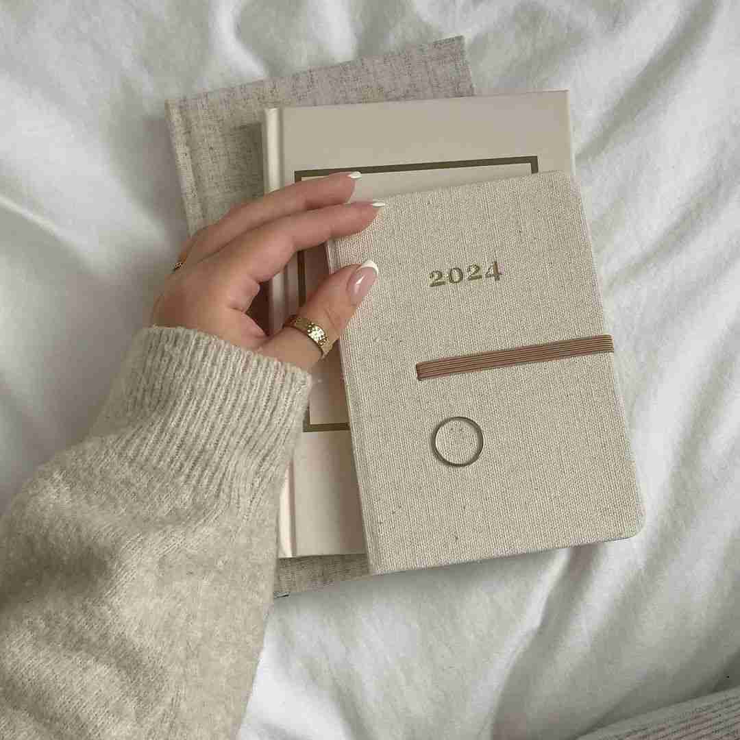 دانلود آهنگ خیلی غریبی واسه من با صدای زن 