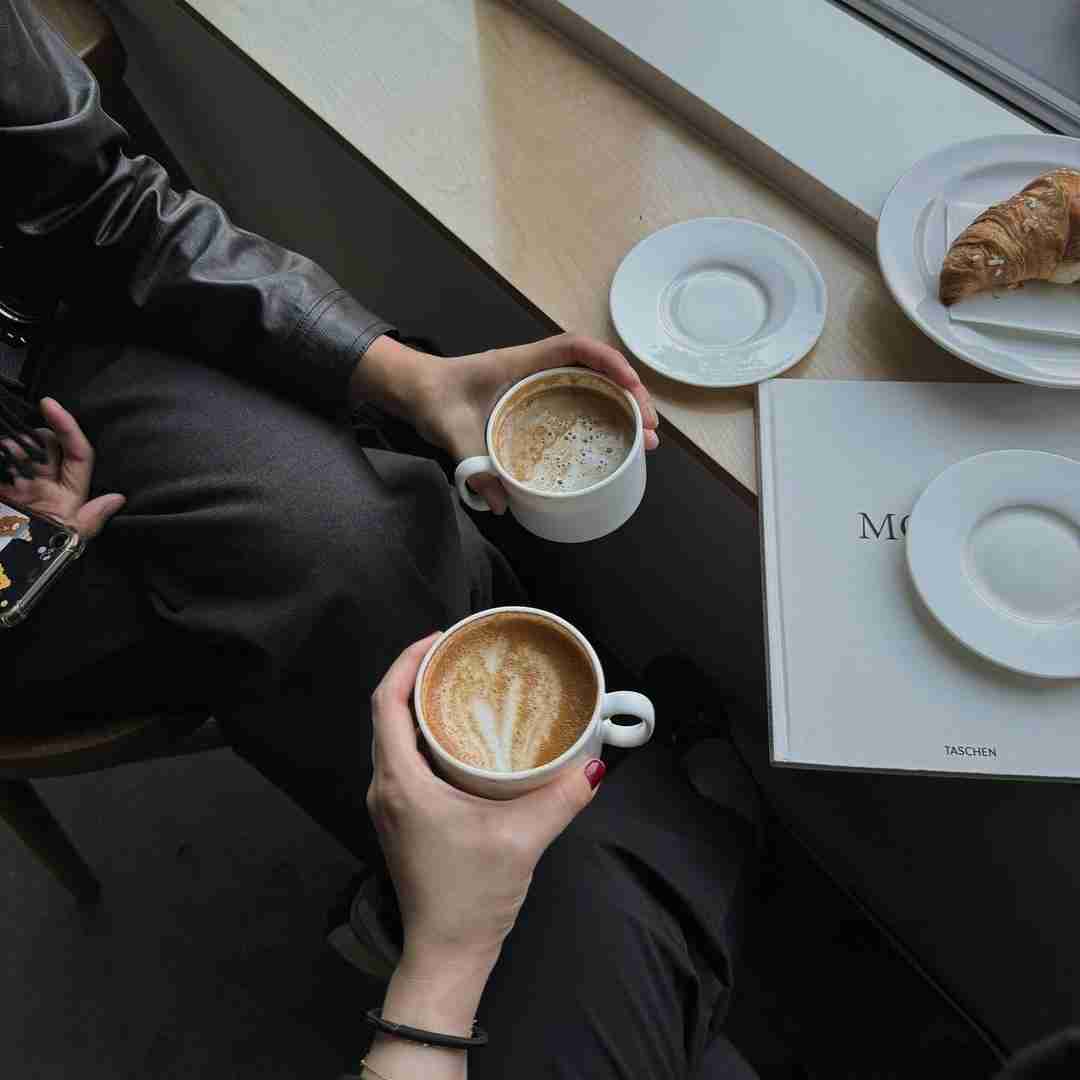 دانلود آهنگ به ابروم خم میاد چشام میشه کج تر فشار میاره به لپم 