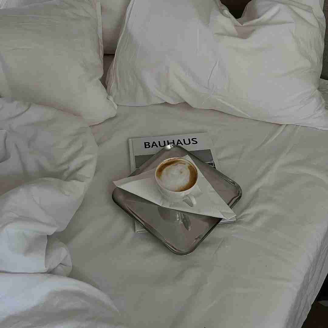 دانلود آهنگ مثل پروانه از توی پیله هرکی یه روز به یه بهونه میره 