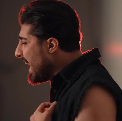 دانلود آهنگ عکساته میبینم مگه ایجو دلم آرام بگیره امیر لیام