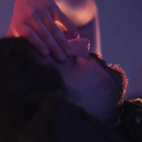 دانلود آهنگ آسمان دلگیره مغزم درگیره یادت که میوفتم قلبم میگیره امیر لیام